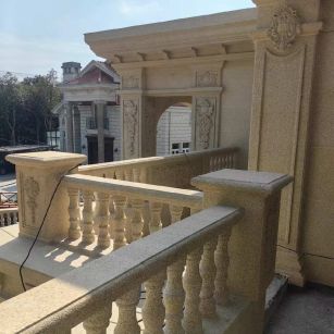 湖北 黄金麻别墅外墙干挂雕花配合阳台栏杆花瓶柱