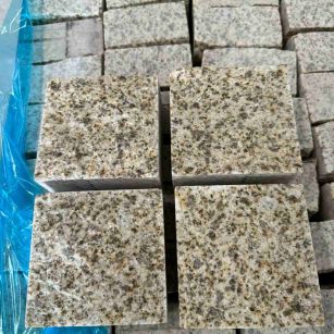 湖北 黄金麻花岗岩自然面小方块，弹石，马蹄石等