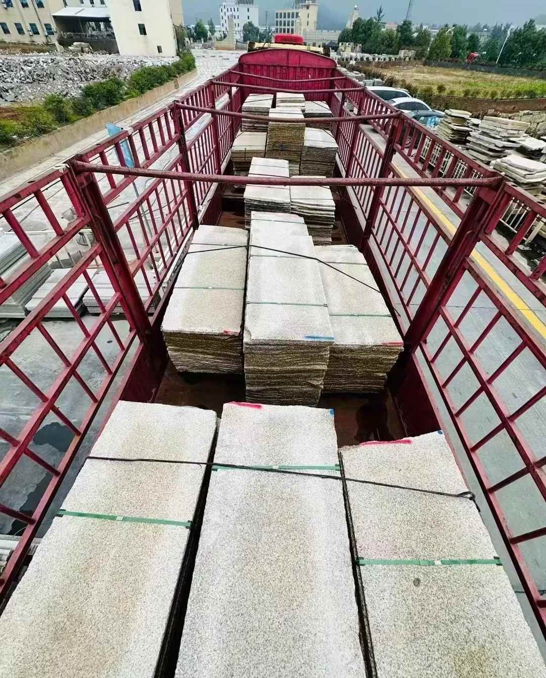 湖北 黄金麻花岗岩荔枝面，光面毛板装车完成