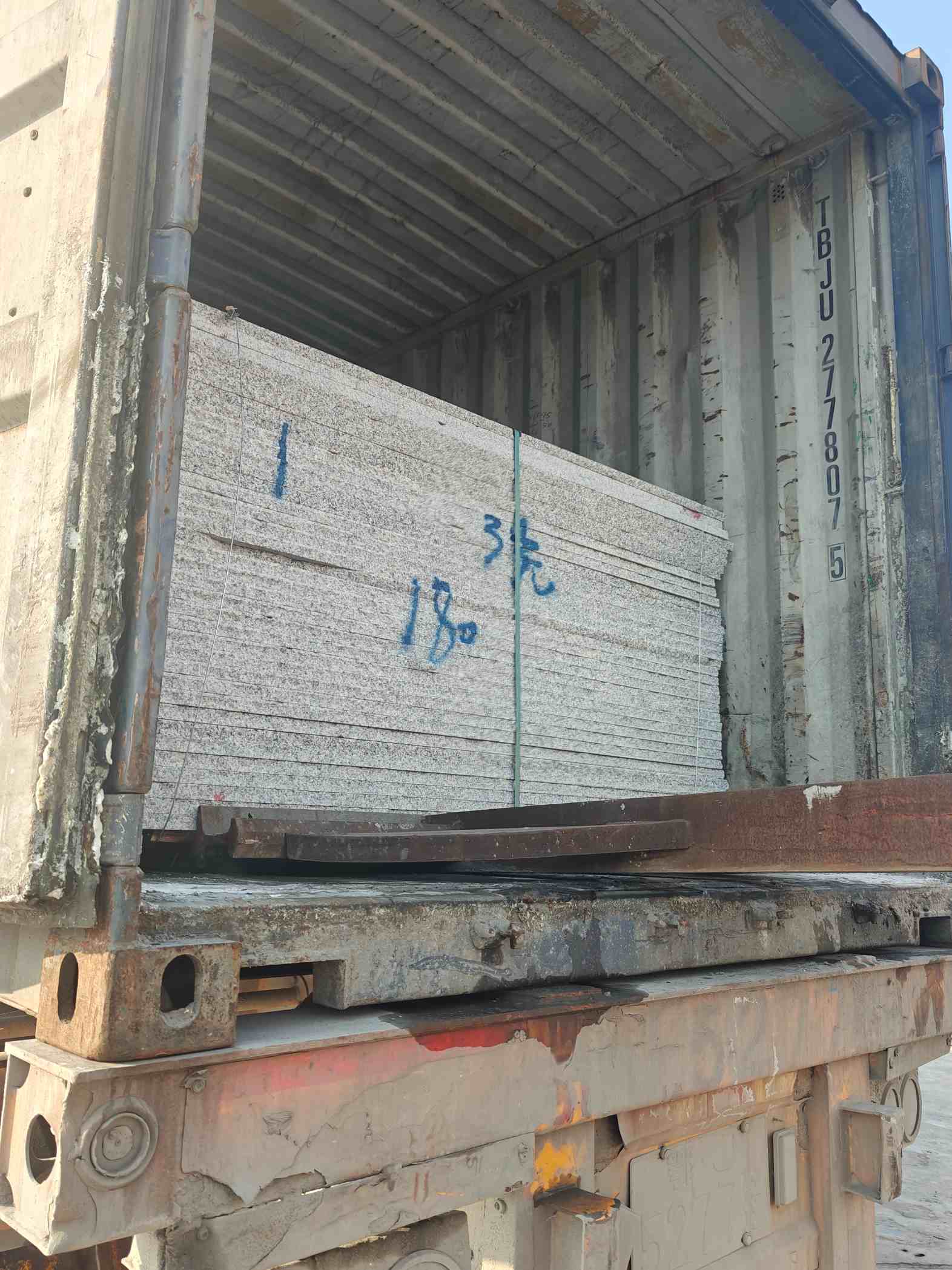 湖北 芝麻白花岗岩石材3.0公分光面毛板装柜出货