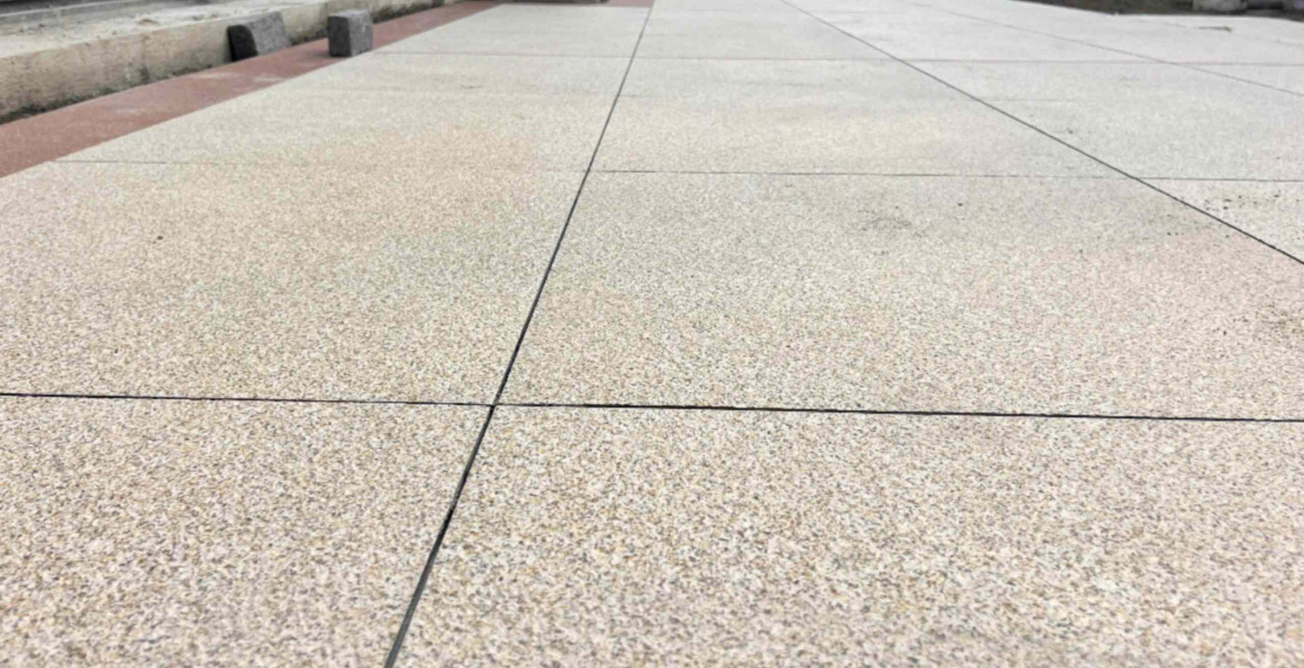 湖北 黄金麻花岗岩石板材荔枝面地面铺装效果