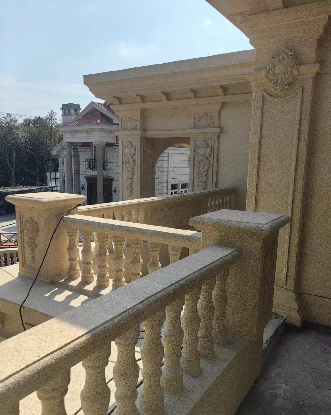 湖北 黄金麻别墅外墙干挂雕花配合阳台栏杆花瓶柱