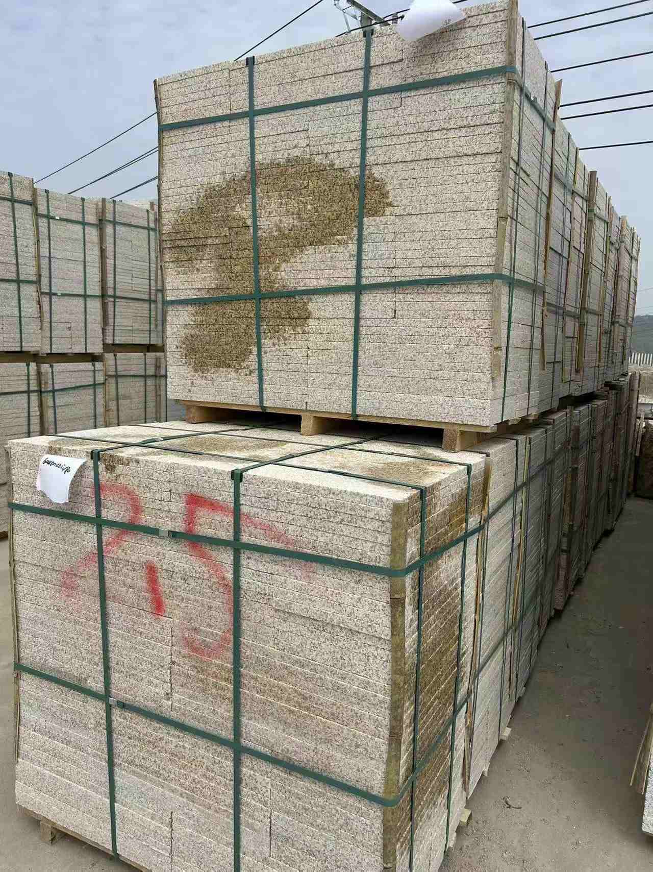 湖北 黄金麻花岗岩石材荔枝面地铺石2.5*300*600