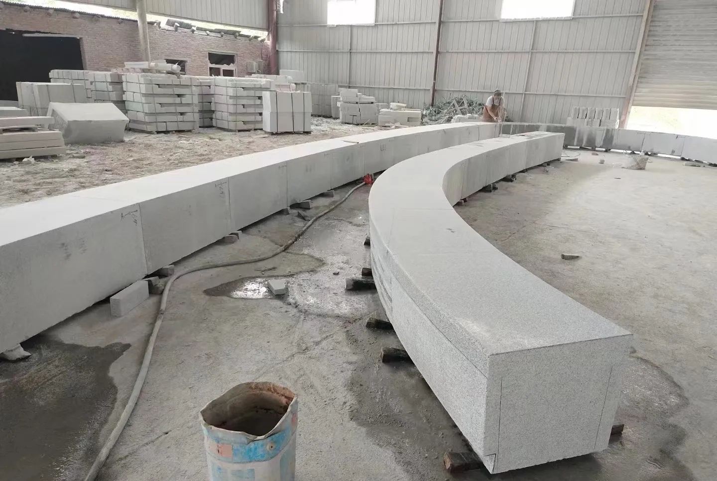 湖北芝麻白花岗岩石板材 园林光面弧形坐凳