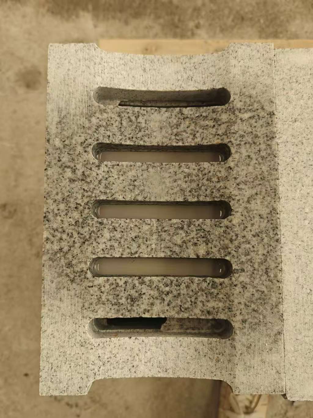 湖北 芝麻白拉丝面花岗岩U型开槽排水槽