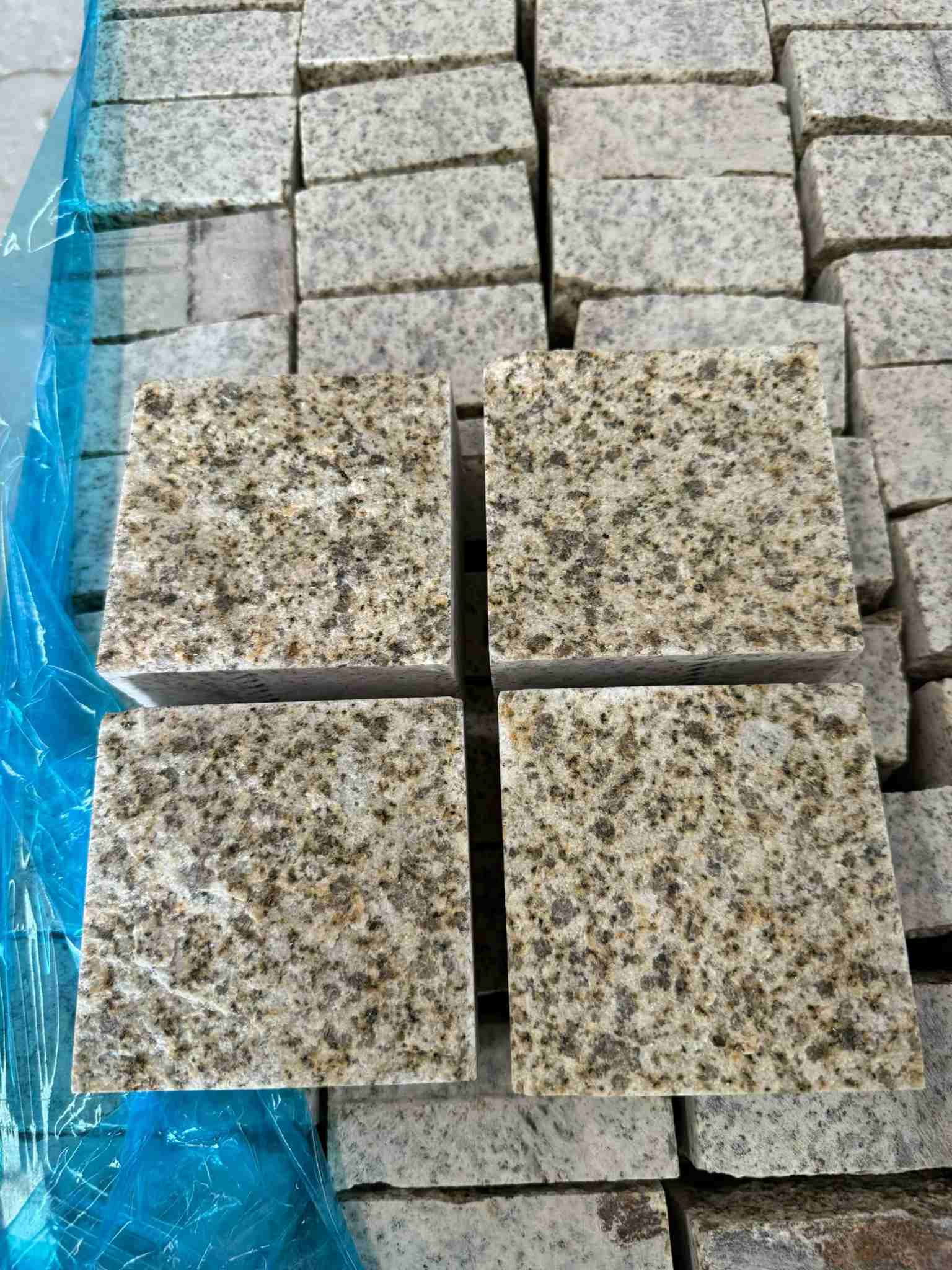 湖北 黄金麻花岗岩自然面小方块，弹石，马蹄石等