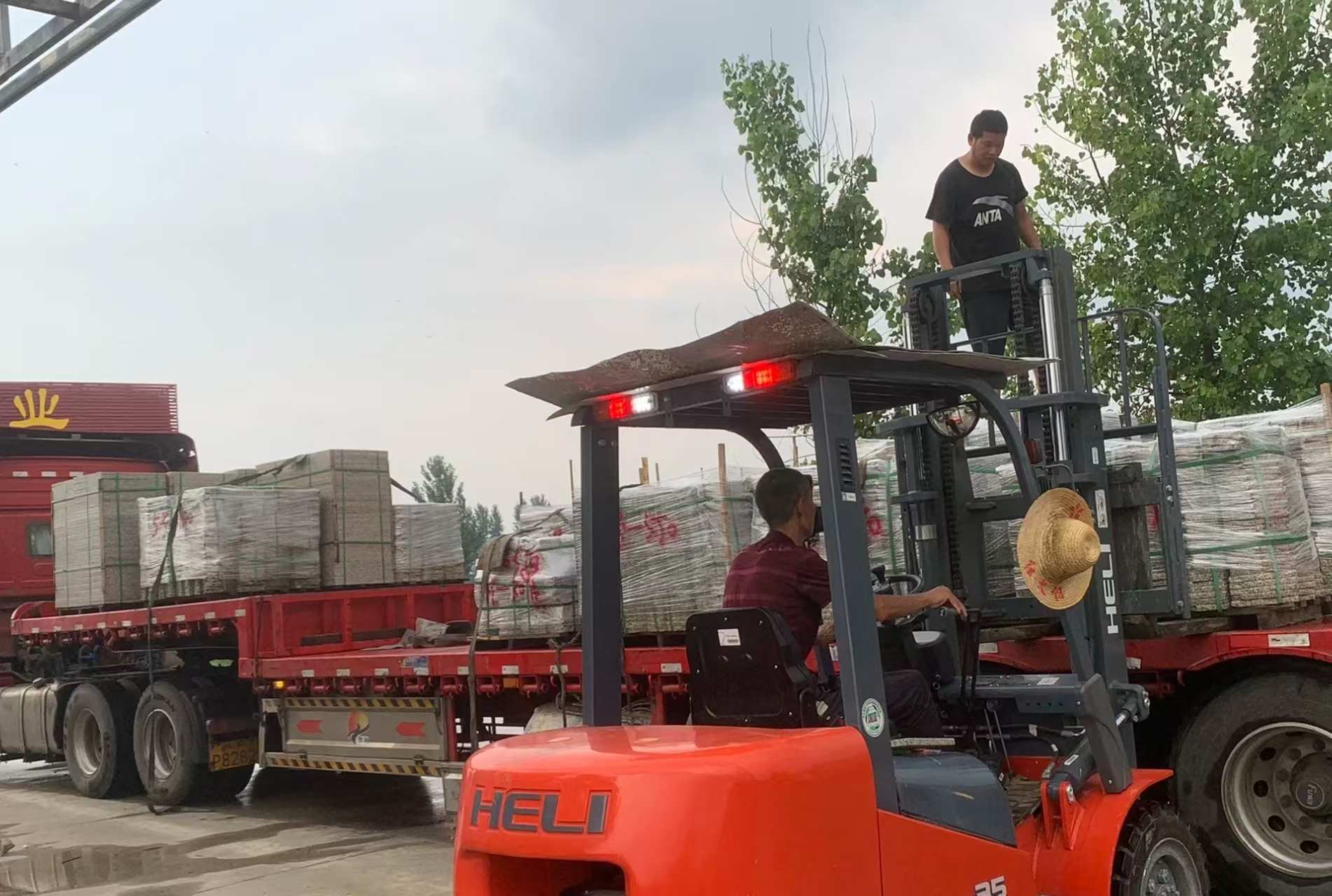 湖北 黄金麻冰裂纹，地铺石装车