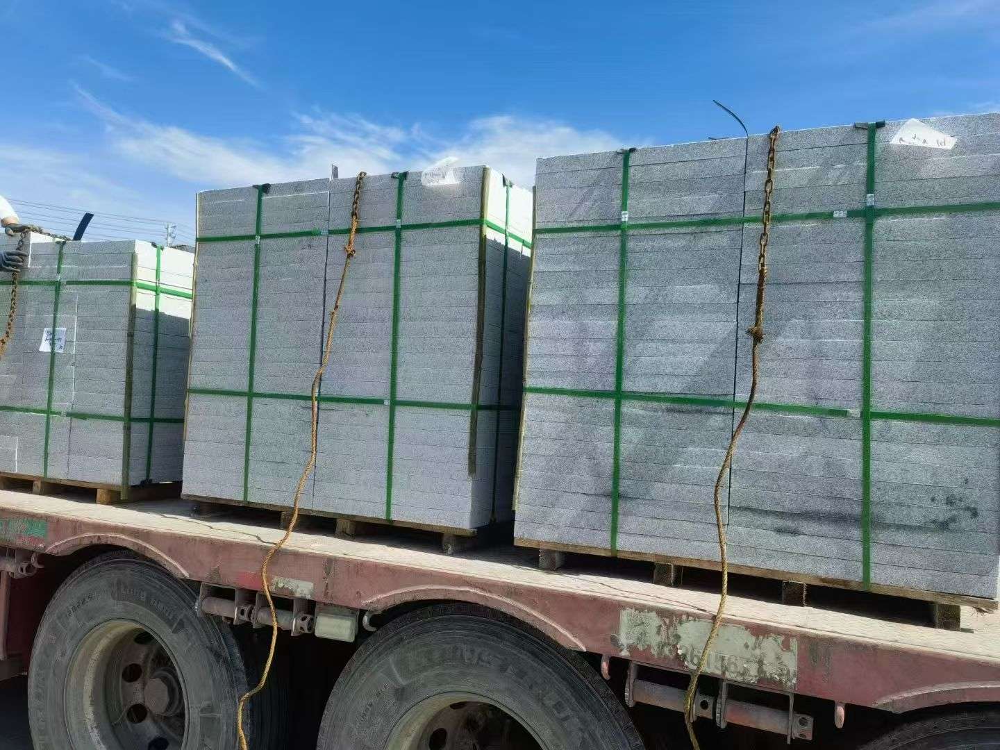 湖北 芝麻白花岗岩地铺石装车日常