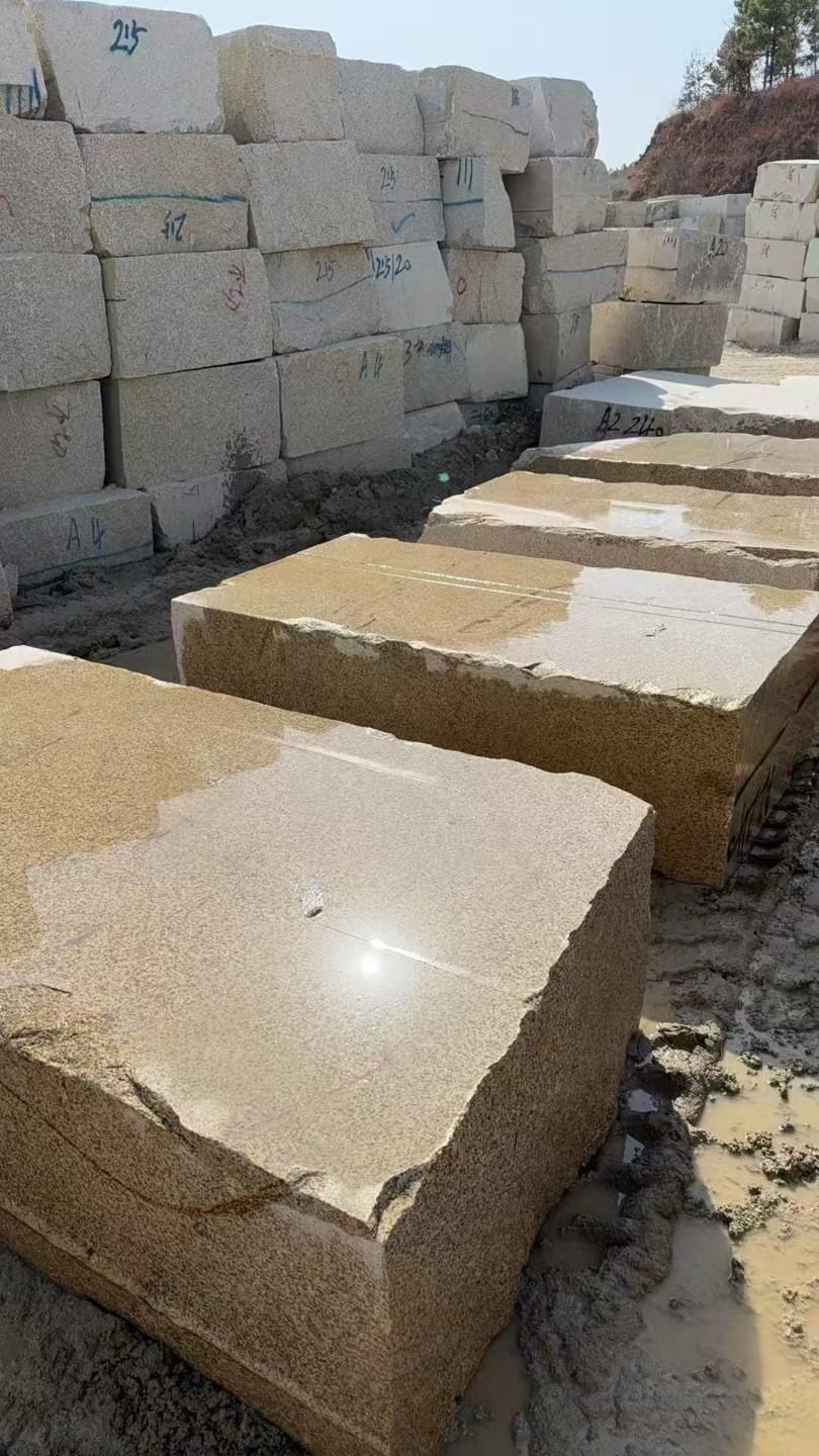 湖北 黄金麻方料堆场洗料分选中，原材料充足