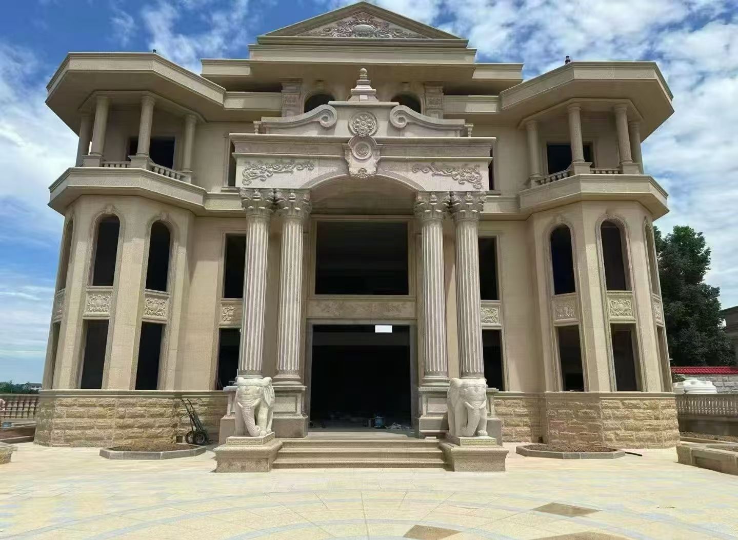 湖北 黄金麻别墅外墙干挂，大柱，大象，蘑菇石，雕花板