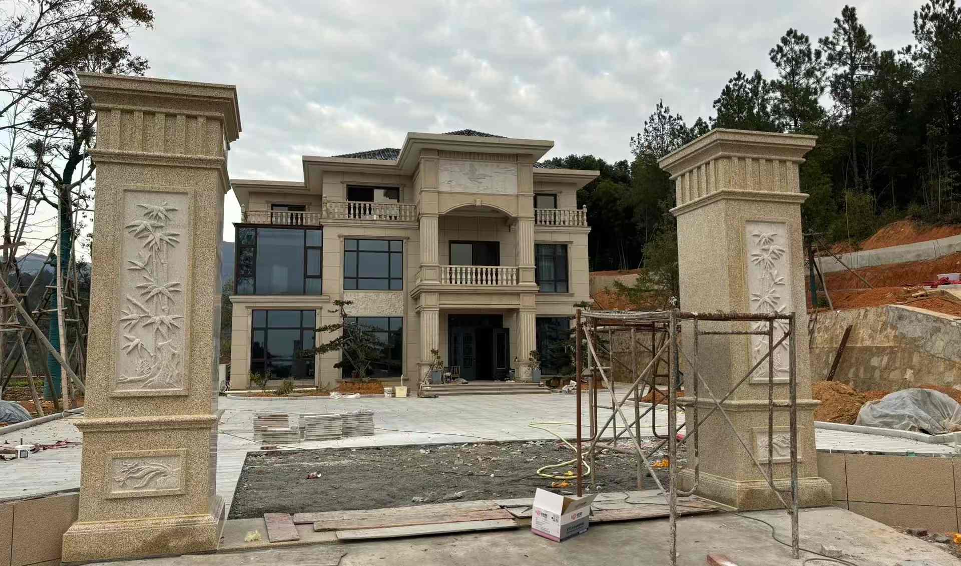 湖北 黄金麻花岗岩别墅雕花外墙干挂配上门口雕花罗马柱