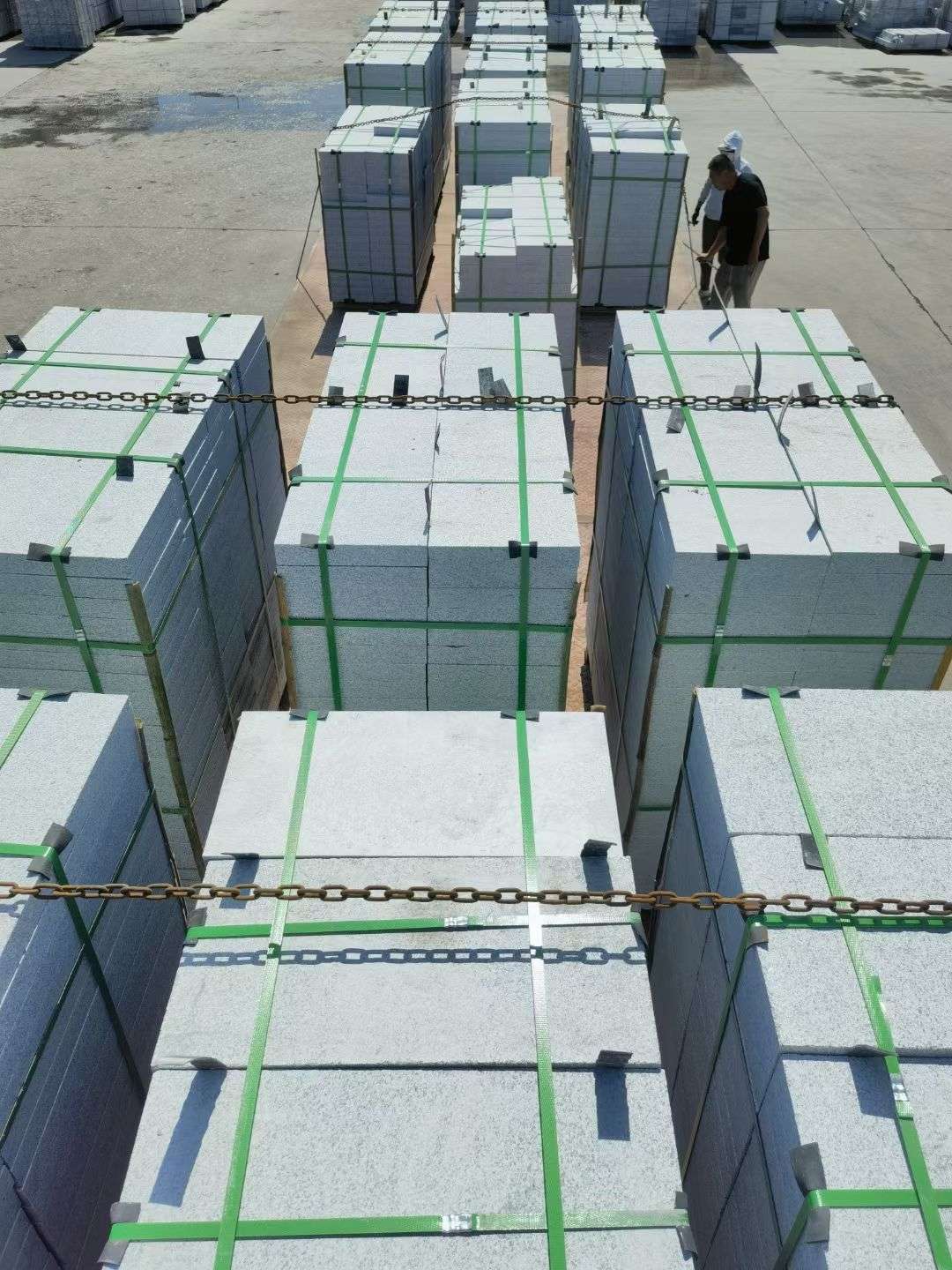 湖北 芝麻白花岗岩5公分地铺石 花岗岩厂家工厂装车日常